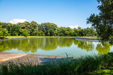 Tayland 'ın Chiang Rai bölgesinde mavi gökyüzü ile göl.