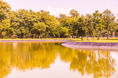 Tayland 'ın Chiang Rai bölgesinde mavi gökyüzü ile göl.