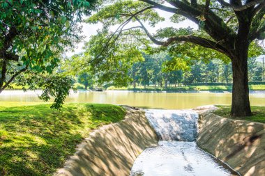 Su, Tayland 'daki küçük beton kanala taşar..