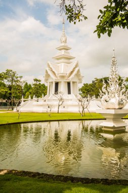 Tayland 'daki Rong Khun tapınağının manzarası..