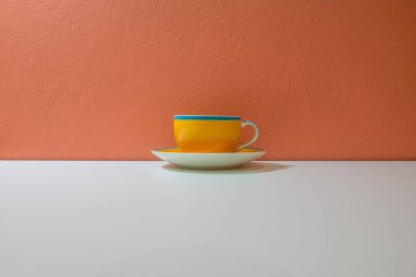 Turuncu duvarlı, beyaz tabanlı sarı kahve fincanı, Tayland.