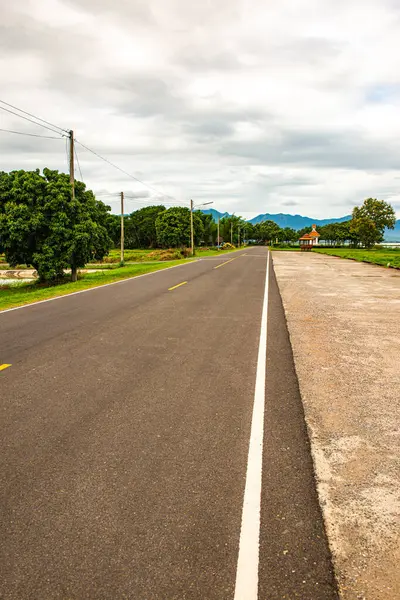 Tayland 'da Kwan Phayao Gölü' nün yanında yol ve koşu pisti.