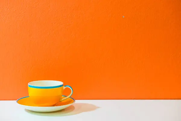 Turuncu duvarlı sarı kahve fincanı, Tayland.