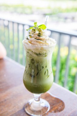 Krem şantili buzlu yeşil çay, Tayland.