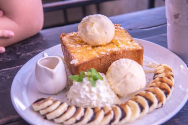 Beyaz Bulaşık, Tayland 'da Ballı Tost.