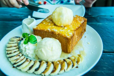 Beyaz Bulaşık, Tayland 'da Ballı Tost.