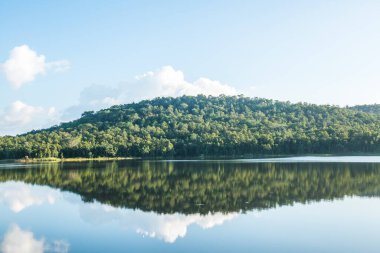 Mae Tam rezervuarının manzara görüntüsü, Tayland.