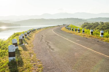 Mae Tam rezervuarındaki küçük yol, Tayland.