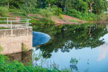 Mae Tam rezervuarının manzara görüntüsü, Tayland.