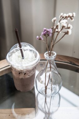 Plastik bardakta buzlu kakao, Tayland.