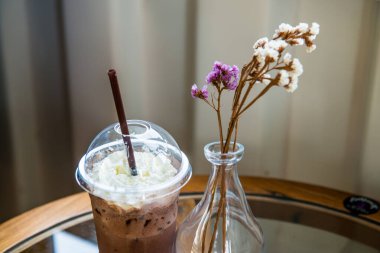 Plastik bardakta buzlu kakao, Tayland.