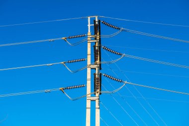 Mavi gökyüzü ve Tayland 'da elektrik teli..