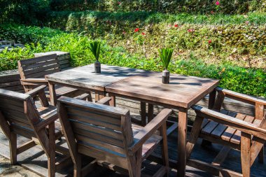 Parkta sandalyeli masa hazır, Tayland..