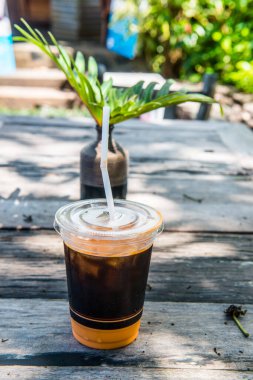 Sofrada modern vazoyla buzlu sütlü çay, Tayland.