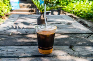 Sofrada modern vazoyla buzlu sütlü çay, Tayland.