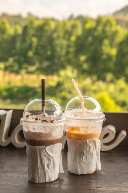 Plastik Bardakta buzlu sütlü çay ve buzlu kakao, Tayland.