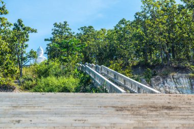 Phra 'daki merdivenden tepeye Maeyen Tapınağı, Tayland.