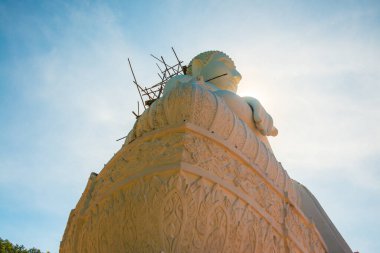 Beyaz Buda heykeli, Tayland 'daki Phra Maeyen tapınağında yapım aşamasında..