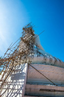 Beyaz Buda heykeli, Tayland 'daki Phra Maeyen tapınağında yapım aşamasında..