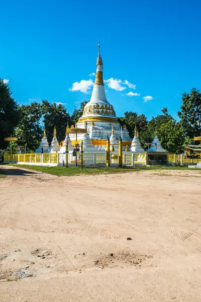 Güzel beyaz pagoda adlı Luang Tapınak, Tayland.