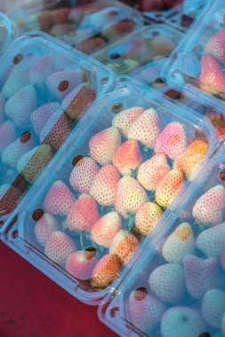 Plastik kutuda taze çilek, Tayland.