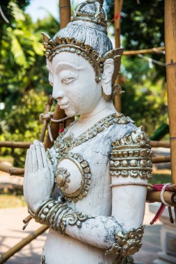 Tanrı heykeli yenileniyor, Tayland.