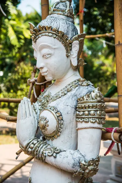 Tanrı heykeli yenileniyor, Tayland.