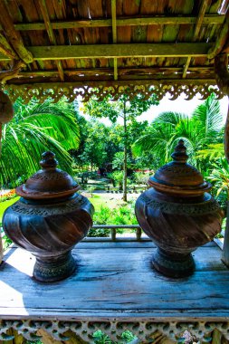 Tayland 'da parkta bir sürahi terracotta..