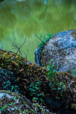 Tayland 'ın Chiangmai bölgesinde yeşil gölü olan antik bir taş..