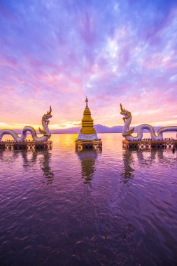 Beyaz Naga heykeli Kwan Phayao, Tayland 'da.