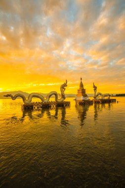 Beyaz Naga heykeli Kwan Phayao, Tayland 'da.