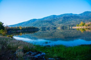 Tayland 'ın Chiangmai ilindeki Huay Tueng Tao gölünün manzara manzarası.