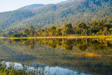 Tayland 'ın Chiangmai ilindeki Huay Tueng Tao gölünün manzara manzarası.