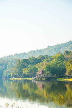 Tayland 'ın Chiangmai ilindeki Huay Tueng Tao gölünün manzara manzarası.