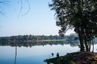 Tayland 'ın Chiangmai ilindeki Huay Tueng Tao gölünün manzara manzarası.