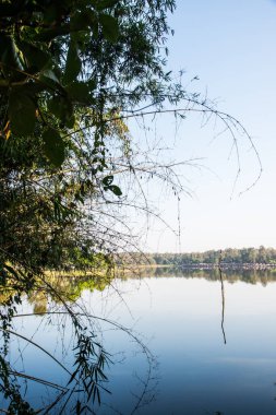 Tayland 'ın Chiangmai ilindeki Huay Tueng Tao gölünün manzara manzarası.