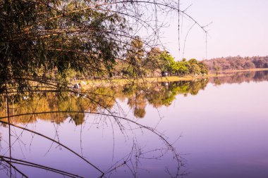 Tayland 'ın Chiangmai ilindeki Huay Tueng Tao gölünün manzara manzarası.