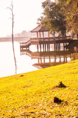 Tayland 'ın Chiangmai ilindeki Huay Tueng Tao gölünün manzara manzarası.