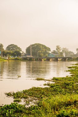 Tayland 'da kış mevsiminde Phayao Gölü' nün yanındaki şehir..