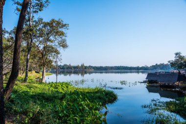 Tayland 'ın Chiangmai ilindeki Huay Tueng Tao gölünün manzara manzarası.