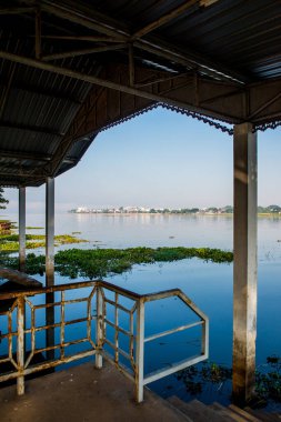 Tayland 'da kış mevsiminde Phayao Gölü' nün yanındaki şehir..