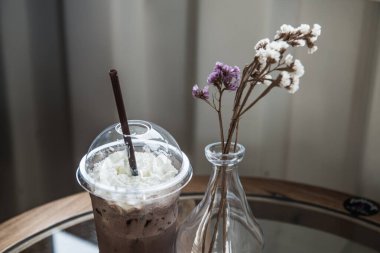 Plastik bardakta buzlu kakao, Tayland.