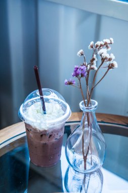 Plastik bardakta buzlu kakao, Tayland.