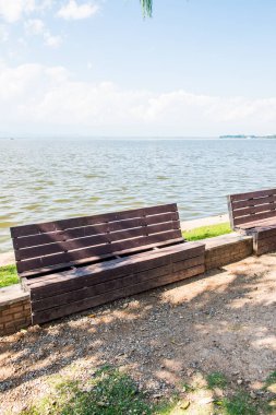 Phayao Gölü 'nün yanındaki ahşap bank, Tayland.