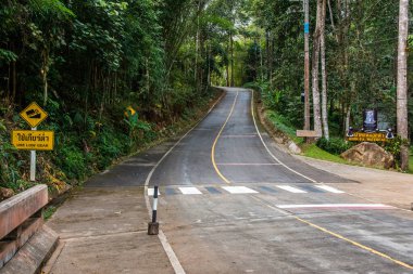 Tayland 'daki dağda küçük bir yol.