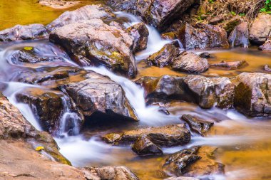 Mork Fa Şelalesi 'nde su akıyor, Tayland.