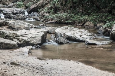Mork Fa Şelalesi 'nde su akıyor, Tayland.