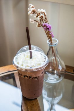 Plastik bardakta buzlu kakao, Tayland.