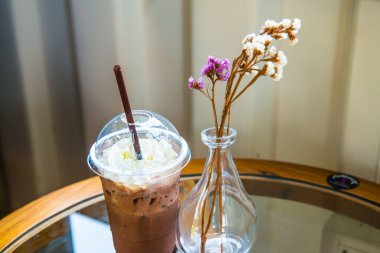 Plastik bardakta buzlu kakao, Tayland.