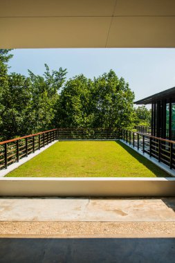 Tayland 'ın modern binasının çatısında çimen döşemesi.